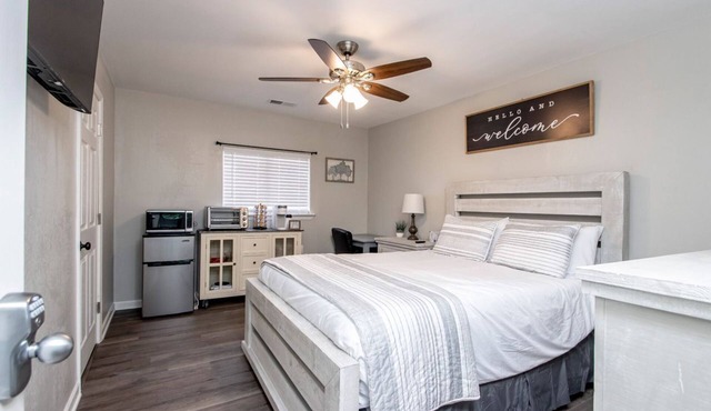 Beautiful 1 BD 1Bath Close to Everything Newly Remodeled