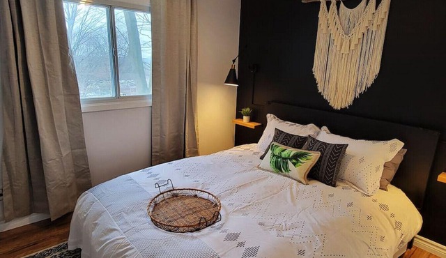 Beautiful 1 Bdrm Apartment - Close to Everything!