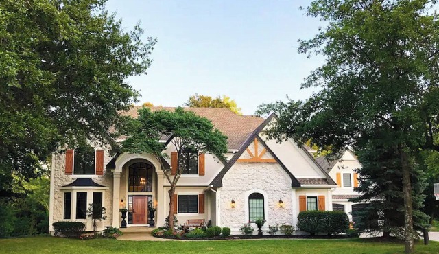 Beautiful 1-Bdrm Private Suite - Like a Resort Overlooking a Creekside Backyard
