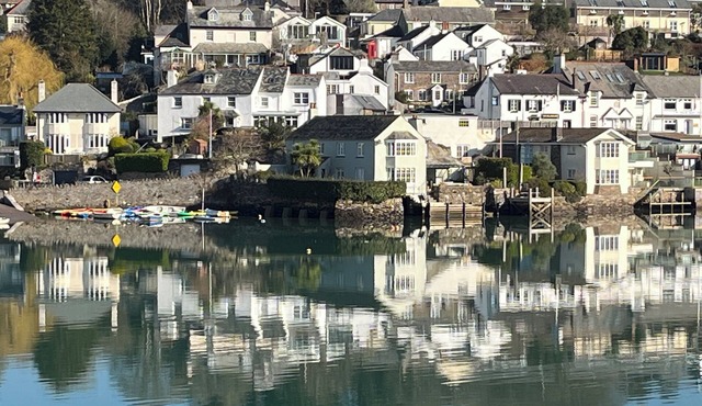 Beautiful 1 bed cottage with courtyard garden a stones throw from the river