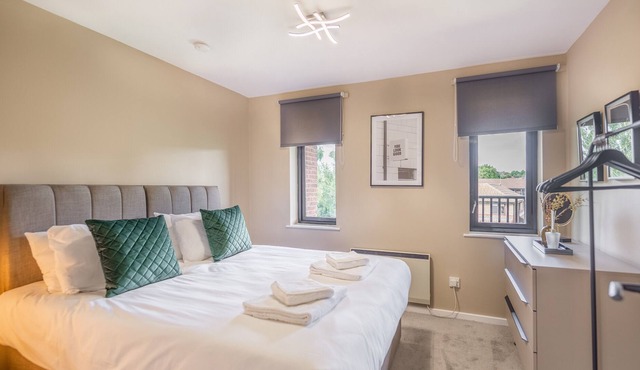 Beautiful 1-bed with overlooking balcony