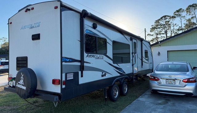 Beautiful 1-bedroom recreational vehicle with AC in Lehigh Acres