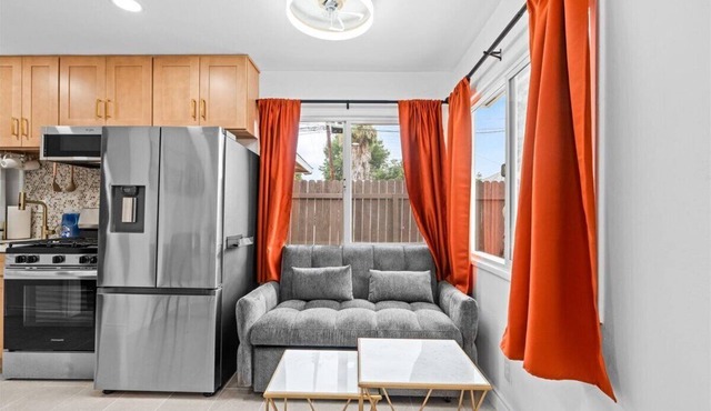 Beautiful 1-bedroom bungalow with AC in pleasant Tustin