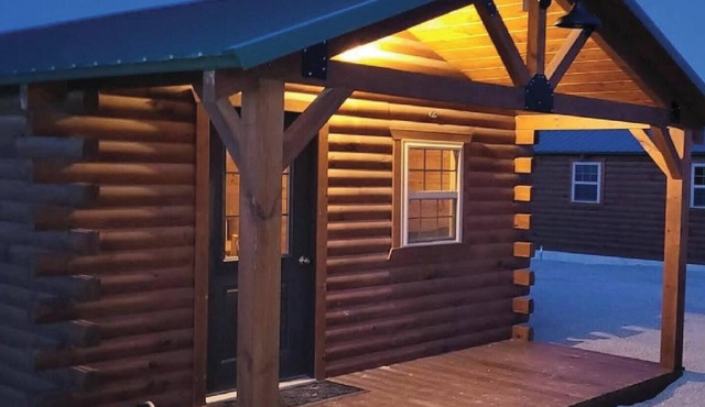 Beautiful 1-bedroom cabin with AC overlooking swim pond - Cabin #4