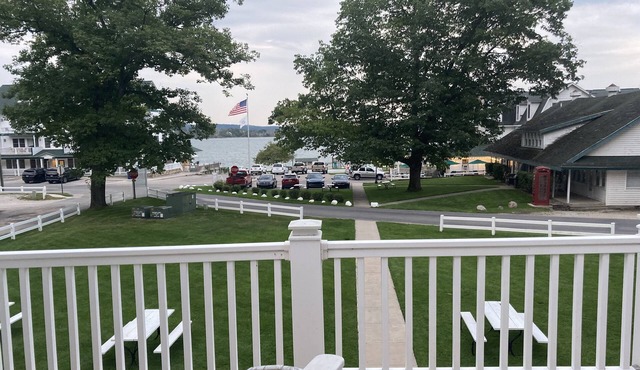 Beautiful 1 bedroom Condo on Portage Lake Resort.Onekama. Beach, pool, hot tub.