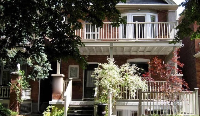 Beautiful 1 Bedroom Garden Apt In Roncesvalles High Park.