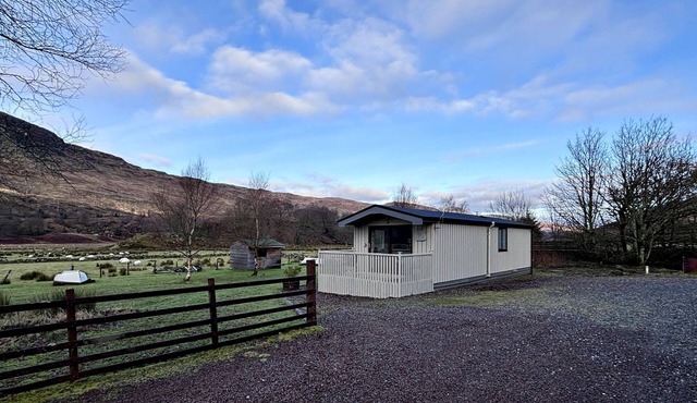 Beautiful 1 bedroom chalet with loch and lambing meadow views