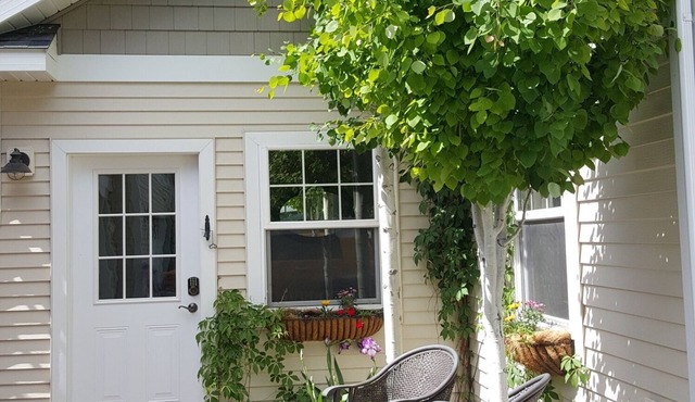 Beautiful 1 Bedroom Guest House (pet-free)