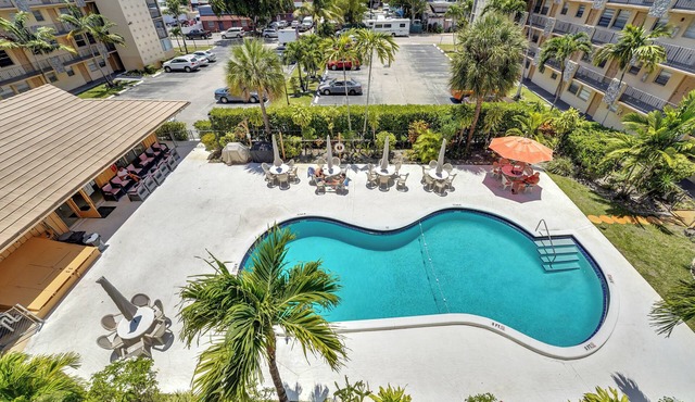 Beautiful 1 Bedroom Hollywood Condo & Enjoy the Pool!