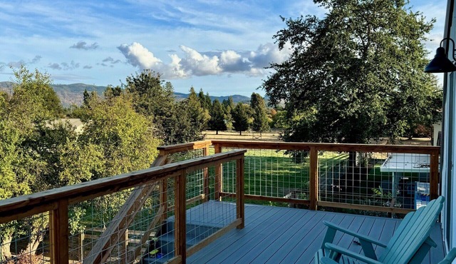 Beautiful 1 Bedroom, loft style apartment with private deck on vineyard in Napa.