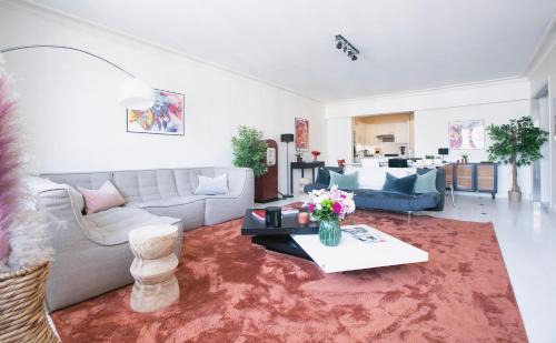 Beautiful 1 Bedroom Luxury Apartment next to Champs-Elysées - PC62A