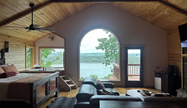 Beautiful 1 bedroom Treehouse with heart shaped hot tub