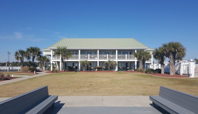 Beautiful 1 Bedroom Suite at the Beach!