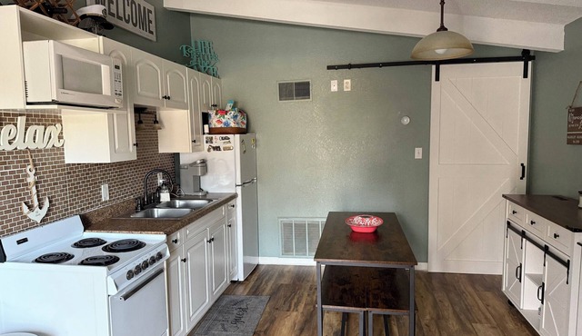 Beautiful 1-bedroom condo Lake Ozark- great location!