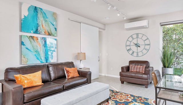 Beautiful 1-Bedroom Apartment@Walk to Uptown@Fast WiFi@In-Unit W/D