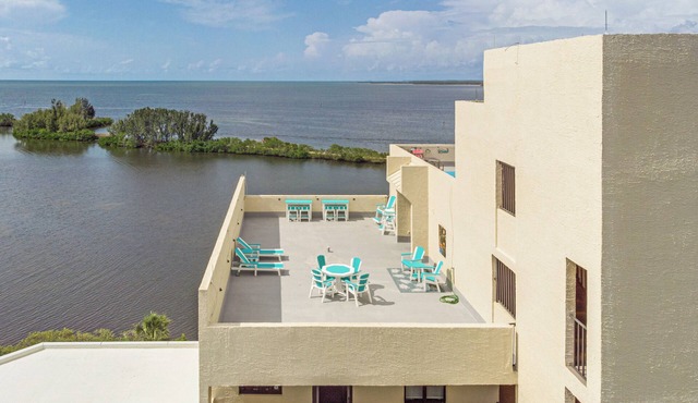 Beautiful 1 bedroom waterfront condo with 800sf private rooftop terrace!