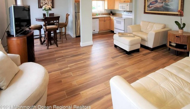 Beautiful 1 Br. Condo (137963) by Houzlet