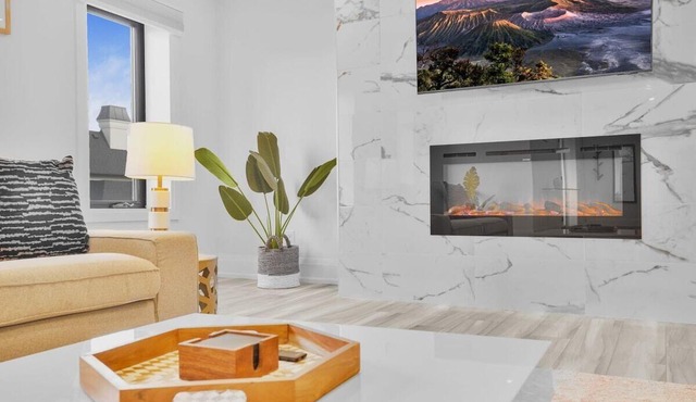 Beautiful 1BR Loft w Parking!