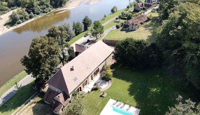 Beautiful 1900 Demeure with swimming pool and enclosed garden, in a charming village