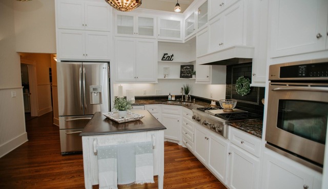 Beautiful 100 year old Apt. on Historic Main St.