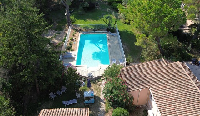 Beautiful 11 person Provencal villa with large swimming pool in a green setting