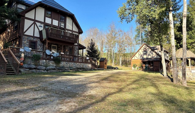Beautiful 12 Bdrm Rustic Chalets Built For Large Group Entertaining w/Privacy