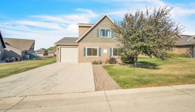 Beautiful 1500+ sq ft cabin with outdoor pool just steps off the patio