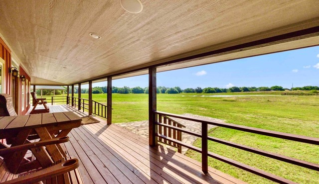 Beautiful 160 Acres Luxurious Ranch & 2 Lakes! Great for Celebrations