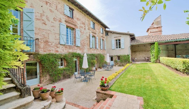 Beautiful 17c villa with private pool in SW France