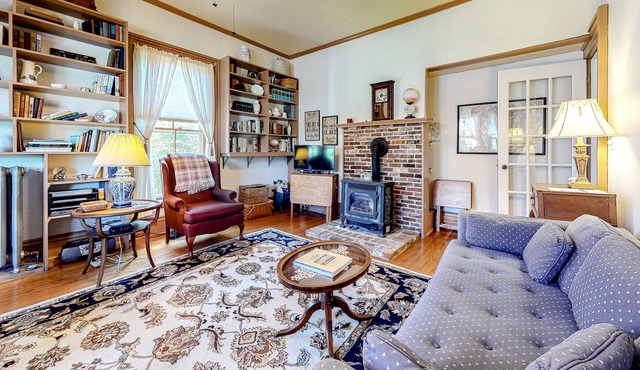 Beautiful 1800's colonial with lake access, WiFi and historical charm