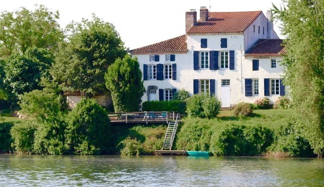 Beautiful 18th century property on the banks of the river Lot