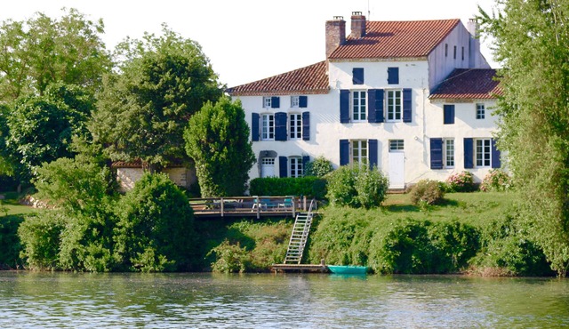 Beautiful 18th century property on the banks of the river Lot