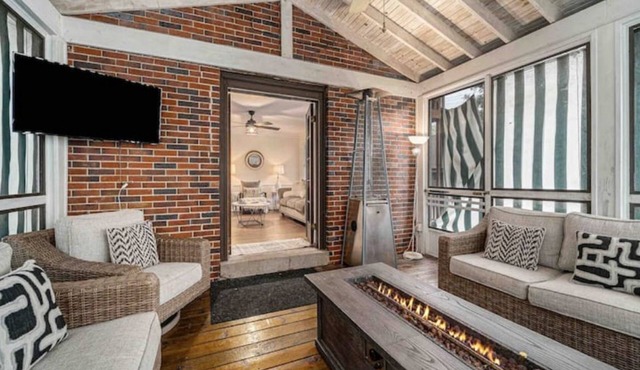 Beautiful 1920s Historic Home with Screened Porch‼️