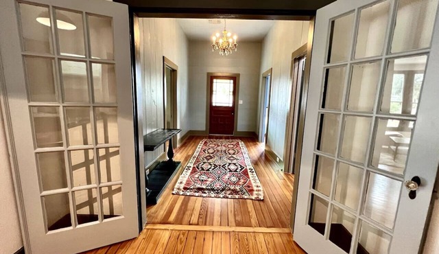 Beautiful 1900s Victorian House w/Pool
