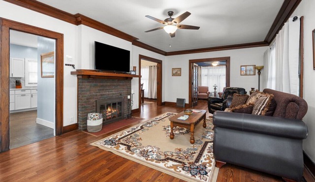 Beautiful 1923 Craftsman 5 Min to DT Garage & Desk