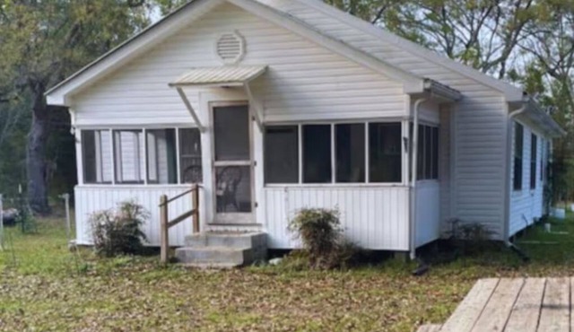 Beautiful 1930's farmhouse with AC in a peaceful country setting near Grand Bay