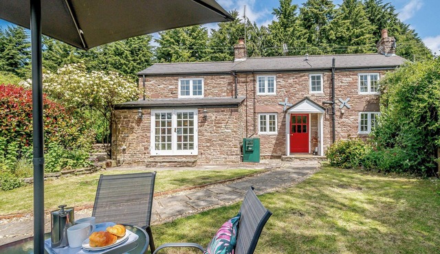 Beautiful 19th-century chocolate box cottage in the Forest of Dean.