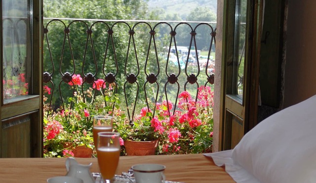 Beautiful 19th century manor house between the sea and the mountains.
