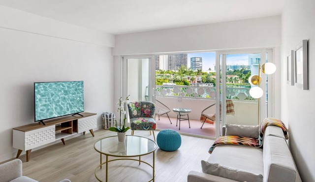 Beautiful 1BR Apt with Balcony & Water Views