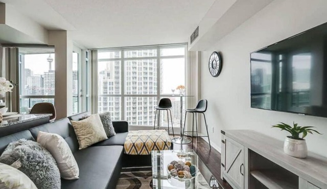 Beautiful 1BD 1BA Condo Lake and City Views