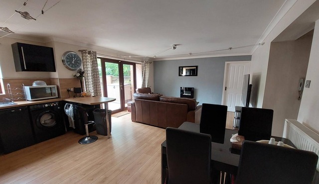 Beautiful 1Bed Apartment with a back garden