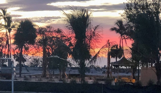 Beautiful 1BR/1.5BA condo directly across from Lowdermilk Beach in Naples!