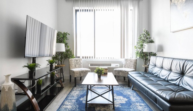 Beautiful 1BR Close to Airport 5375