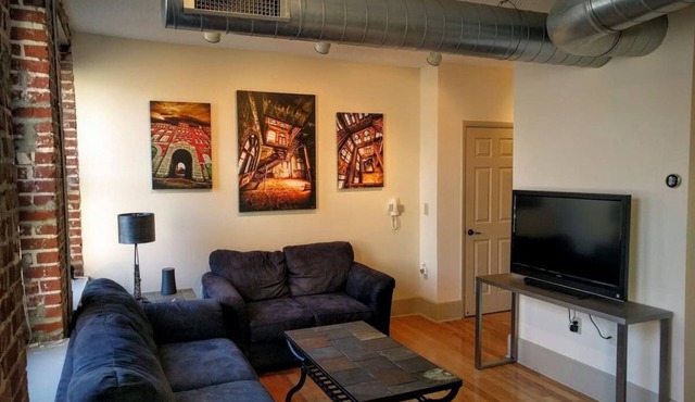 Beautiful 1BR downtown condo near EVERYTHING!