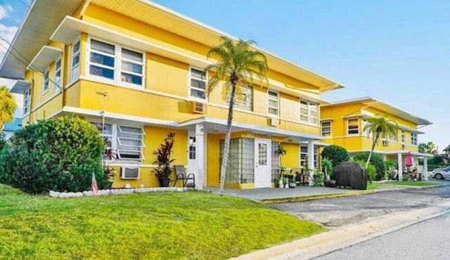 Beautiful 1br Hideaway Steps to the shores of Madeira Beach!