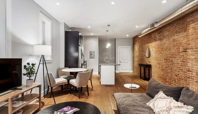 Beautiful 1BR in Perfect Downtown Location