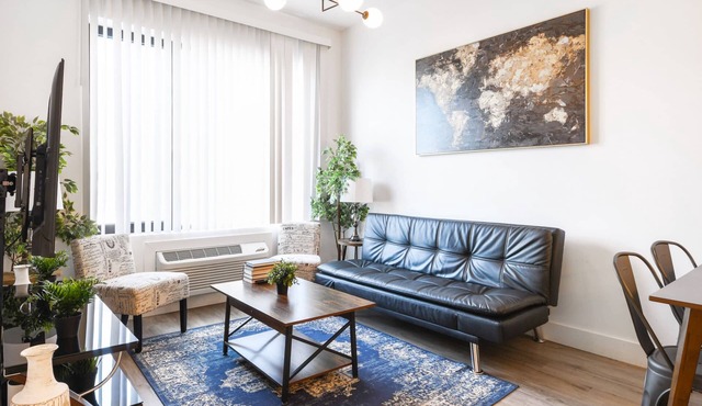 Beautiful 1BR Next to Airport 1359