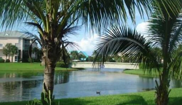 Beautiful 1st floor 2 Bedroom 2 Bath Jupiter Bay Villa. Walk to Carlin Pk Beach