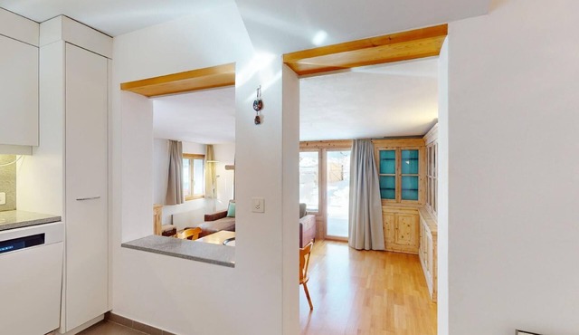 Beautiful 2 1/2-room apartment on the ground floor with private terrace.