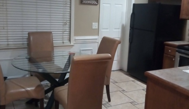 Beautiful 2 / 1 apartment near the Tallahassee airport , with private parking